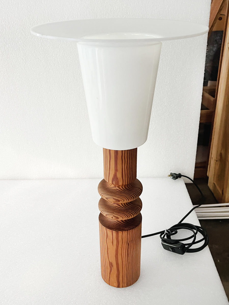 Swedish Modern Pinewood Table Lamp by Uno Kristiansson | ON HOLD